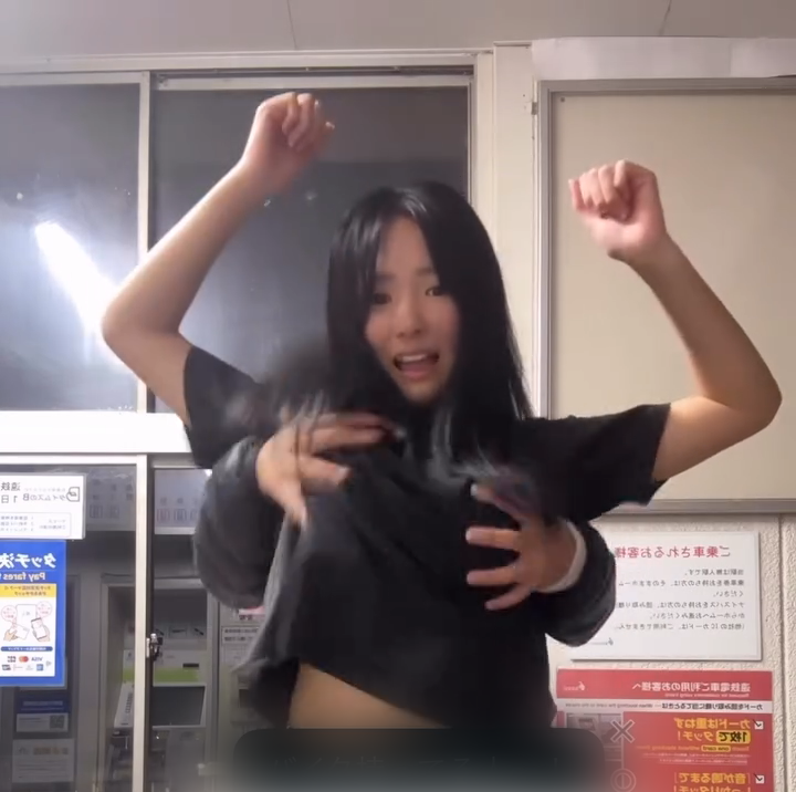 最近JKの間で流行りのおっぱいモミモミダンスなんやが