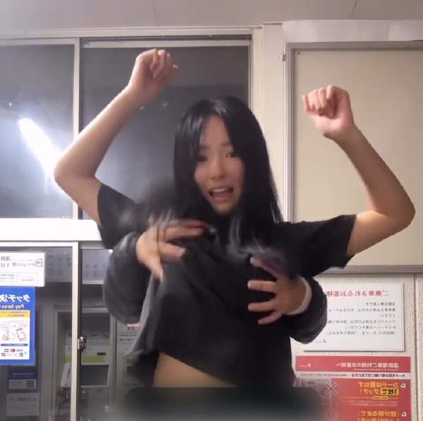 最近JKの間で流行りのおっぱいモミモミダンスなんやが