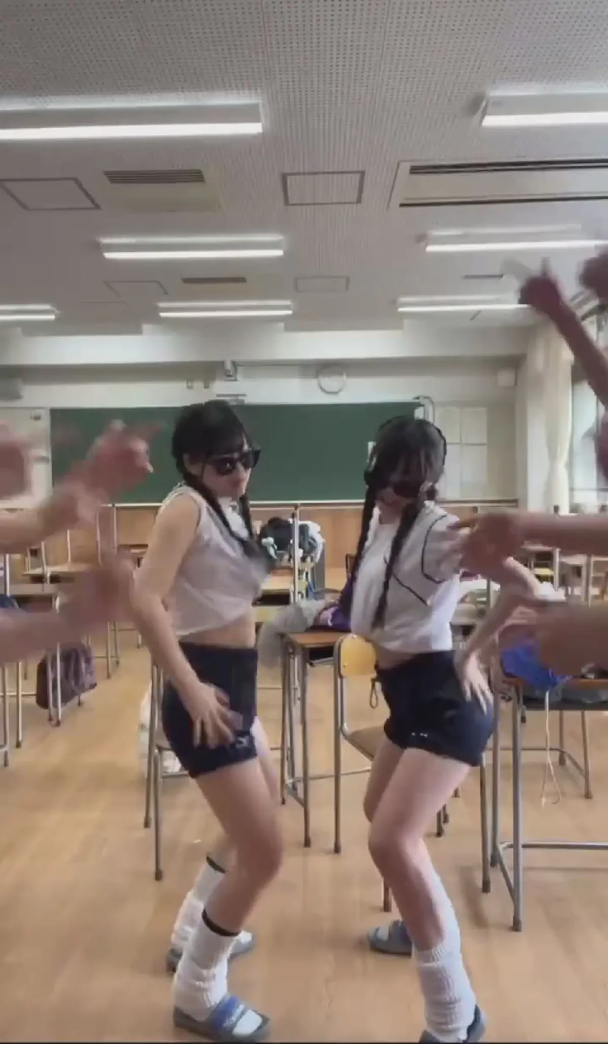 【動画】令和JKの体育ダンス、誘惑というレベルを超えてしまう
