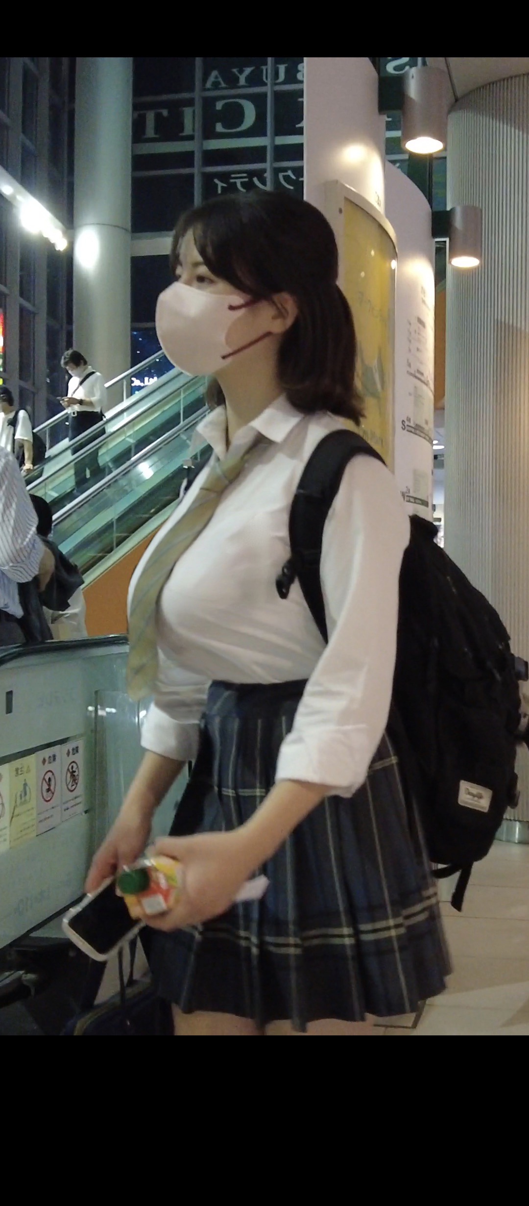 【画像】令和のたわわJKさん、見つかる