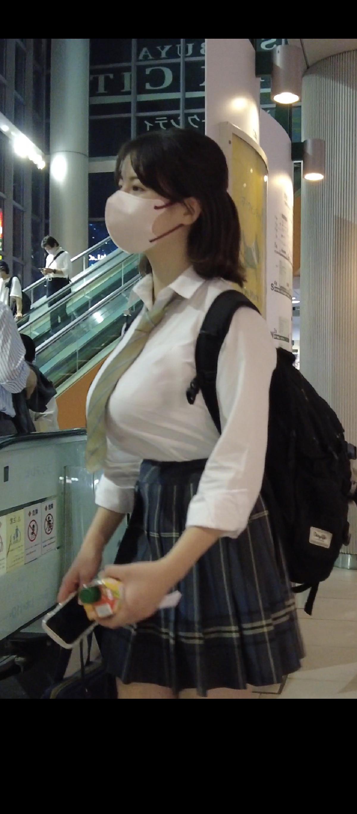 【画像】令和のたわわJKさん、見つかる