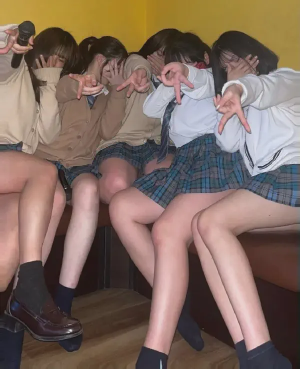 【画像】集団JKとカラオケに行くとこんな光景が生で見れるぞ